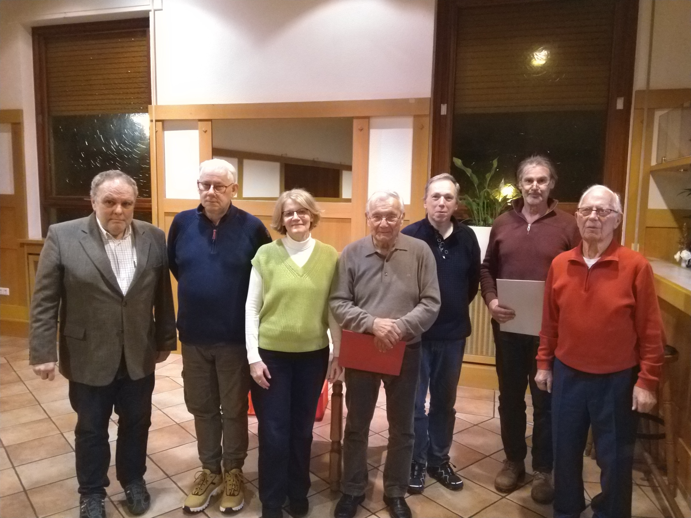 Hans-Peter Kohm (links im Bild) konnte zahlreiche aktive Imker im Bezirksimkerverein Rastatt und insbesondere Bernhard Bauer (Bildmitte) für ihre langjährige aktive Mitgliedschaft und die imkerlichen Tätigkeiten ehren. (mk-Bild)